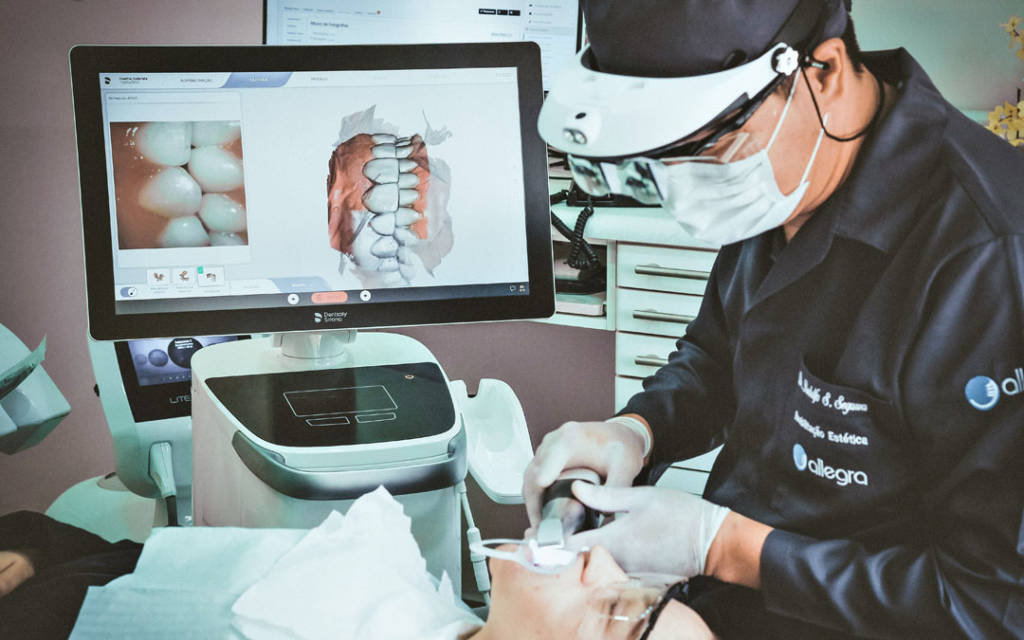 Dr. Rodolfo Segawa atendendo e escaneando um paciente na Allegra Odontologia