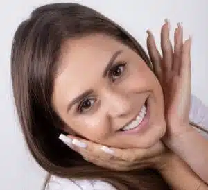 Lente de contato de porcelana e facetas na allegra