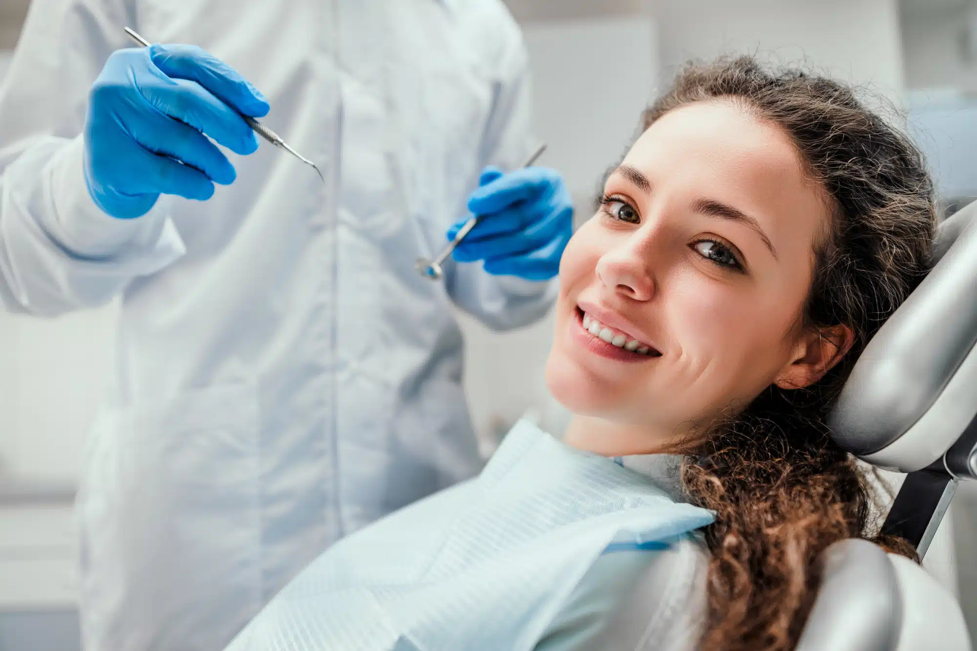 Jovem feliz por estar no dentista