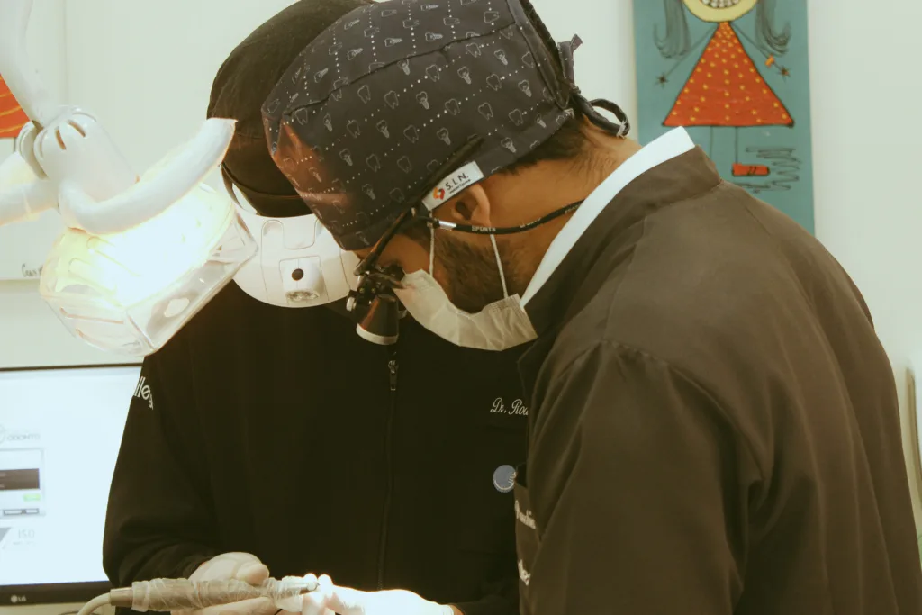 Dentistas realizando implante dentário atendendo na Allegra Odontologia