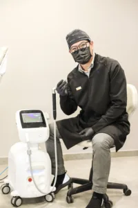 Dr. Rodolfo Segawa com o Laser Lite Touch na Allegra Odontologia