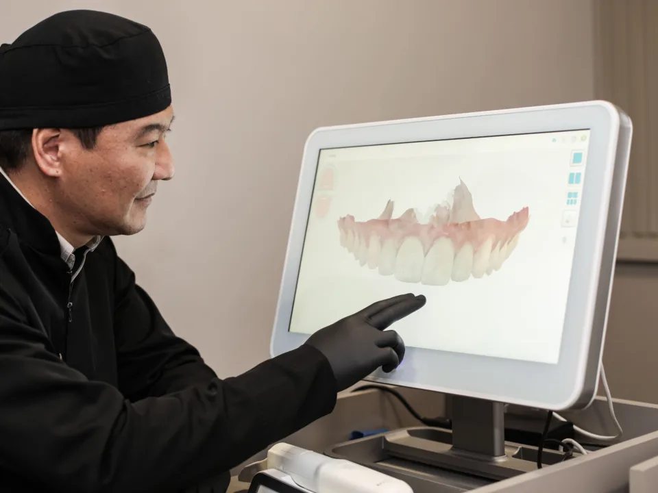 Dr. Rodolfo Segawa analisando caso no Scanner Itero na Allegra Odontologia