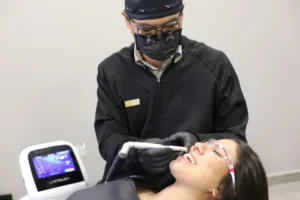 Dr. Rodolfo utilizando laser em paciente na Allegra Odontologia