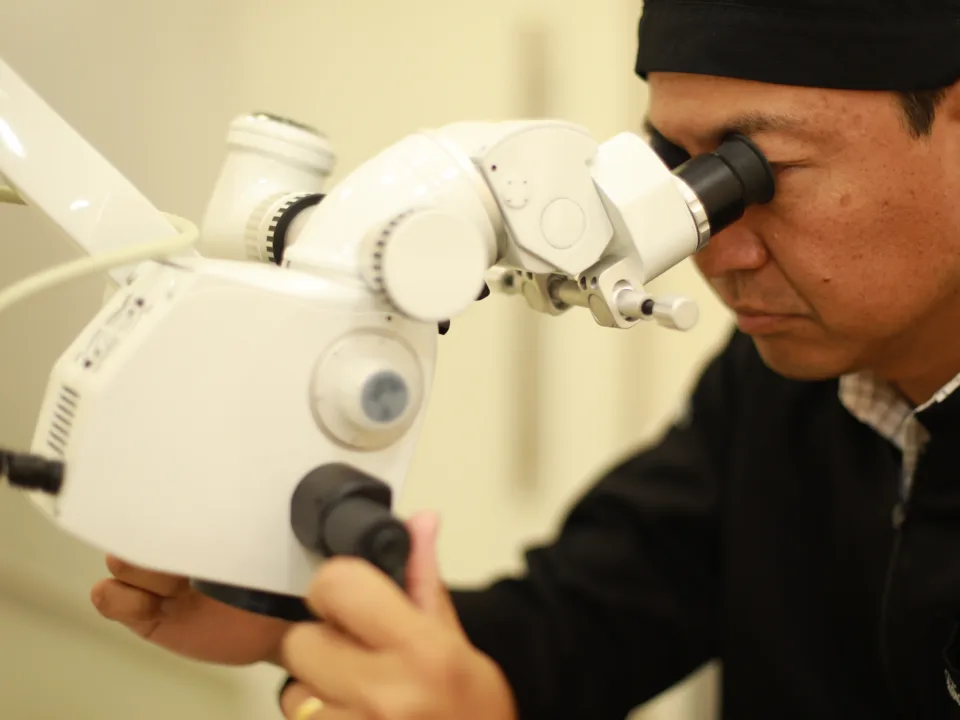 Microscópio ótico para tratamento de canal na Allegra Odontologia