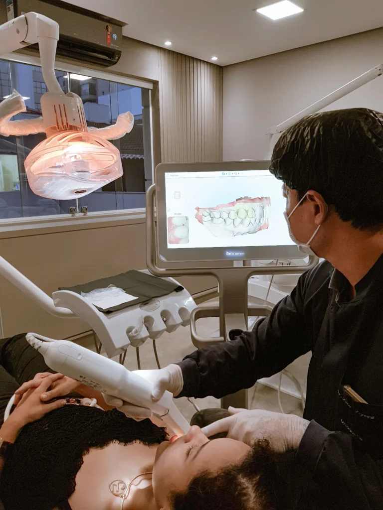 Dr. Fabio Segawa fazendo escaneamento no scanner Itero na Allegra Odontologia.