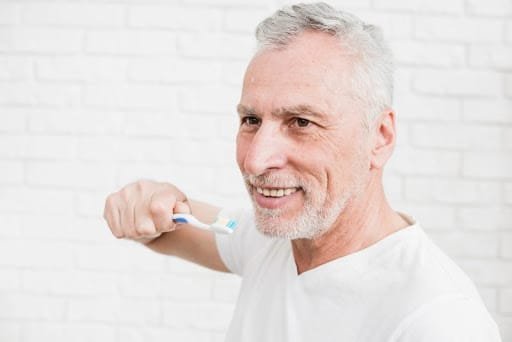 Homem Escovando os Dentes