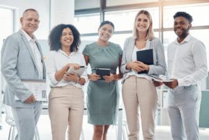 retrato de trabalho em equipe corporativo de negócios agência feliz e colaboração bem sucedida sorrindo