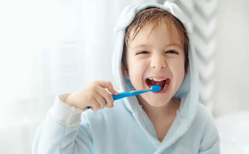 Criança escovando os dentes representando a importância da Odontopediatria para a saúde bucal infantil.