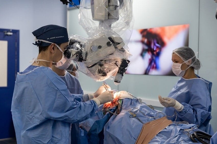 Cirurgiões em procedimento de Implantes Zigomáticos em ambiente hospitalar.