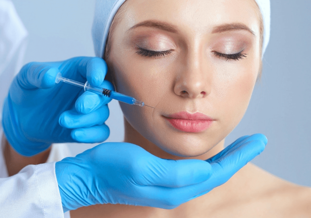 Paciente recebendo aplicação de Botox Terapêutico em São Paulo na região facial com técnica precisa.
