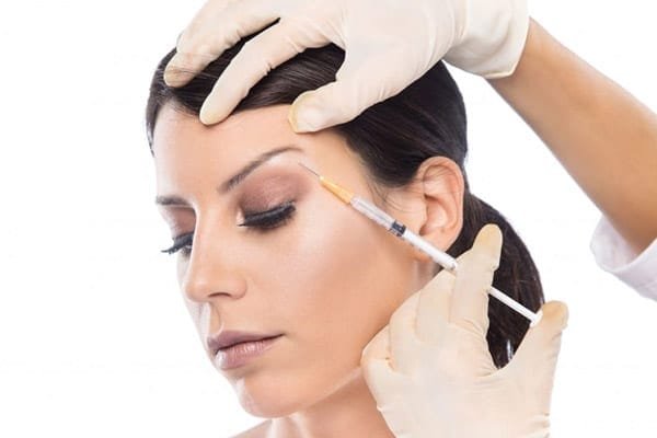 Aplicação de bioestimuladores faciais com colágeno para rejuvenescimento avançado.