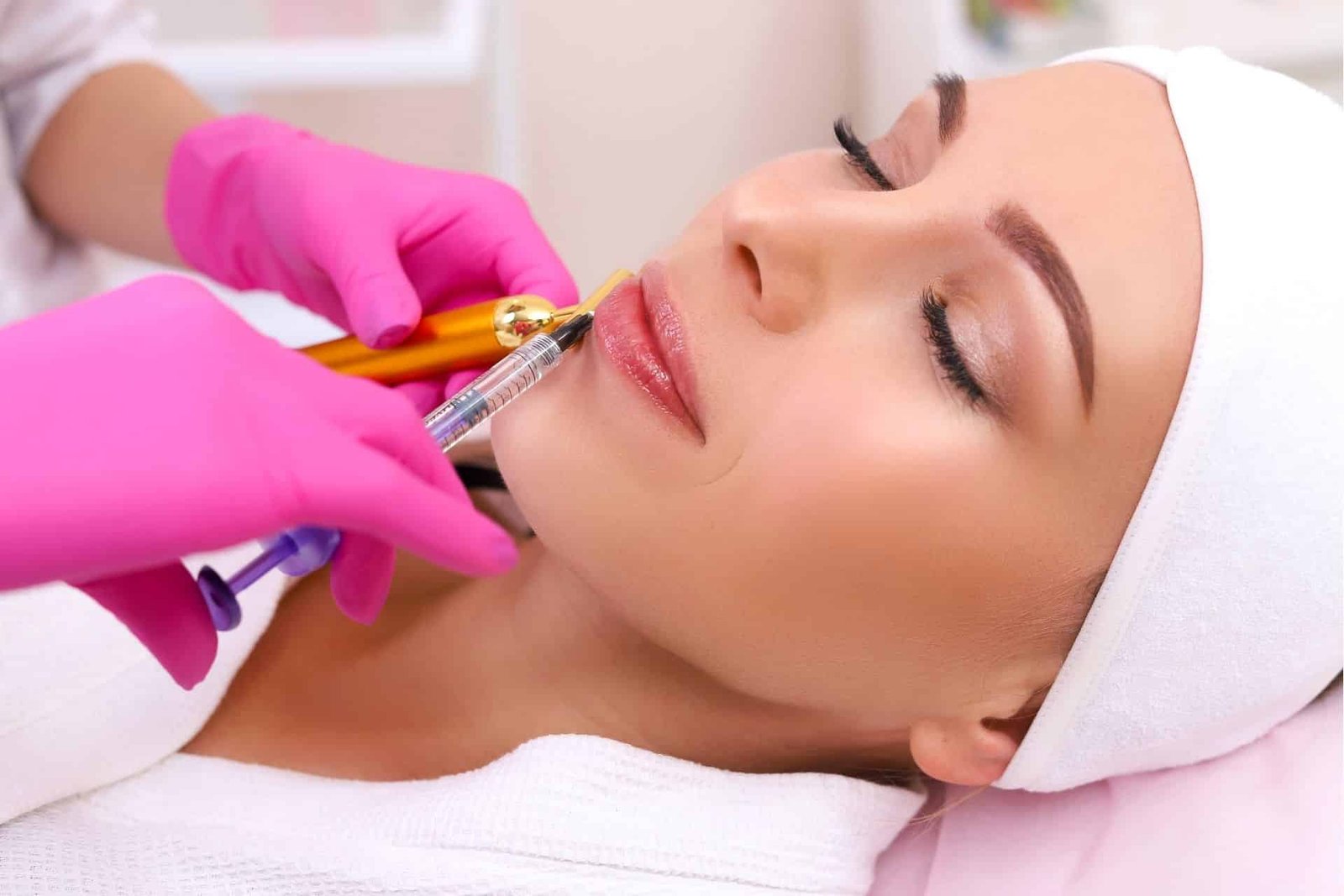 Mulher realizando procedimento de Harmonização Facial no Tatuapé em clínica estética.