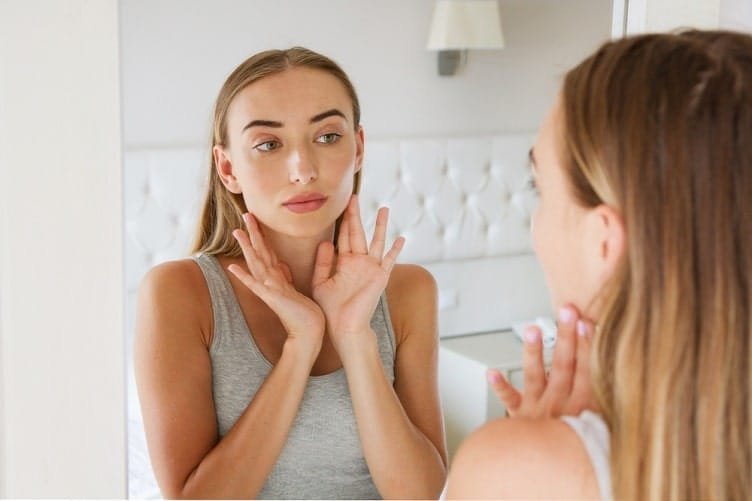 Profissional avaliando paciente com pele sensível — harmonização facial para peles sensíveis.