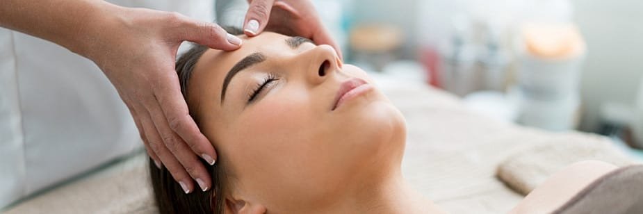 Mulher recebendo aplicação estética funcional para relaxamento facial com botox terapêutico em São Paulo