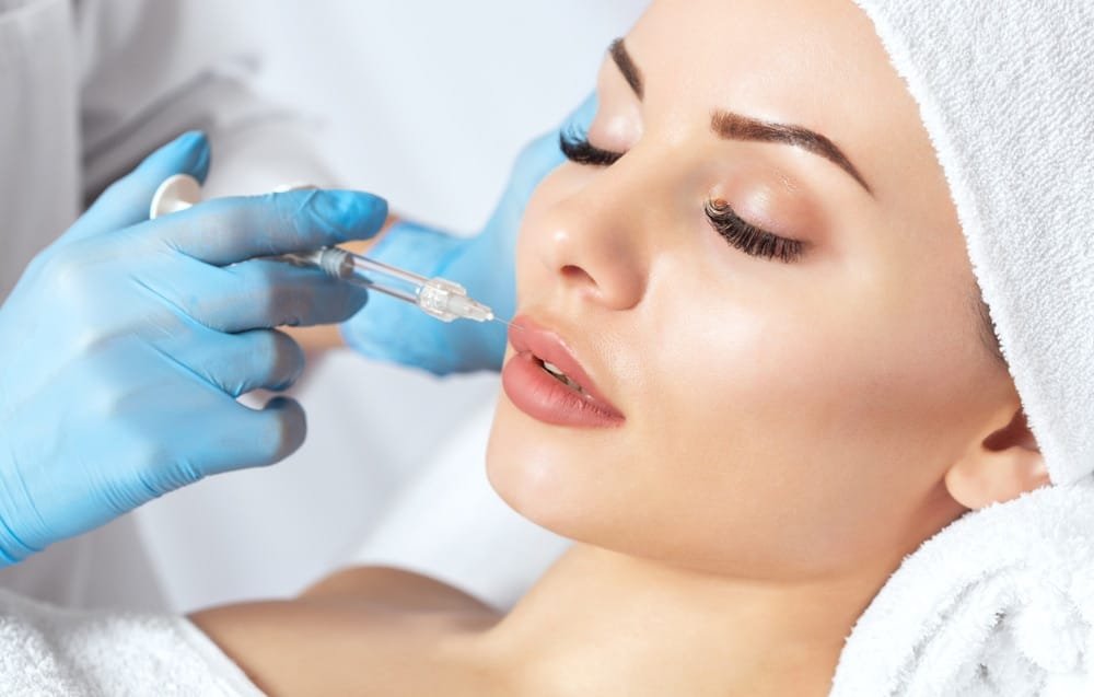 Mulher recebendo preenchimento facial premium no Tatuapé com ácido hialurônico
