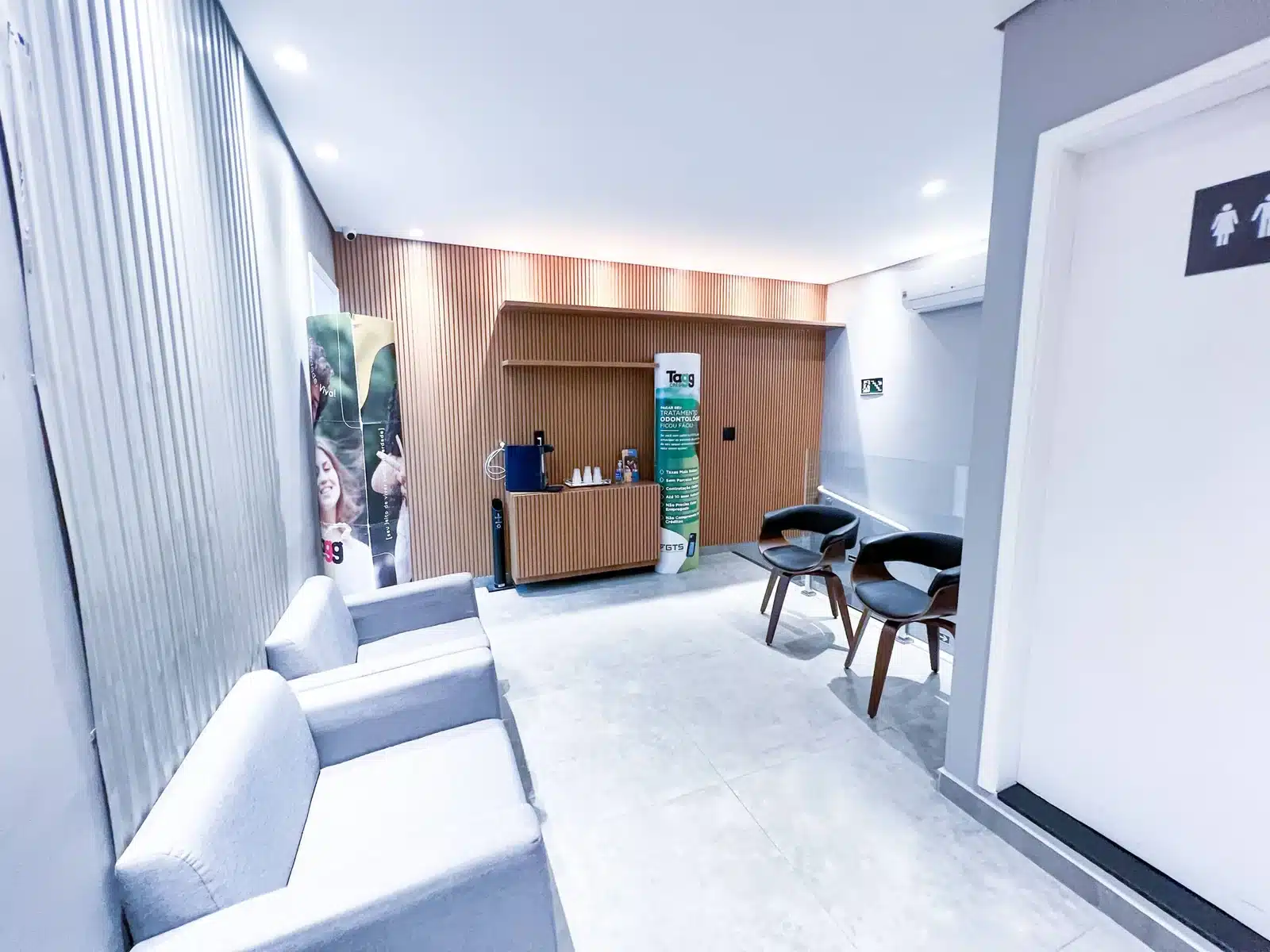 Recepção moderna da Allegra Odontologia em SP, referência em implantes dentários de alta tecnologia.