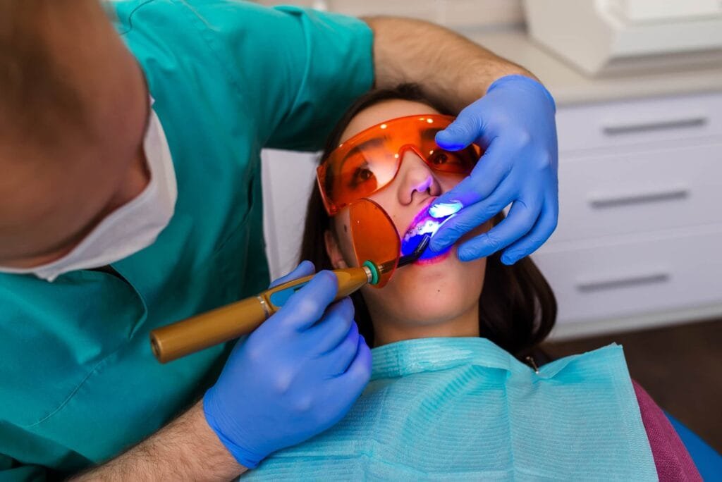 paciente em atendimento odontológico durante tratamento de canal no Tatuapé com uso de laser terapêutico